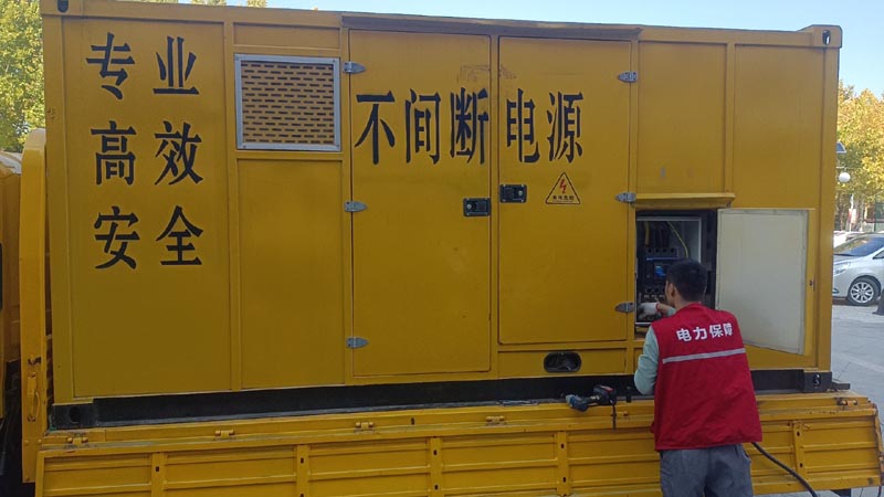 下花园柴油发电机组和UPS电源配合使用时，如何避免切换过程中的电力中断？
